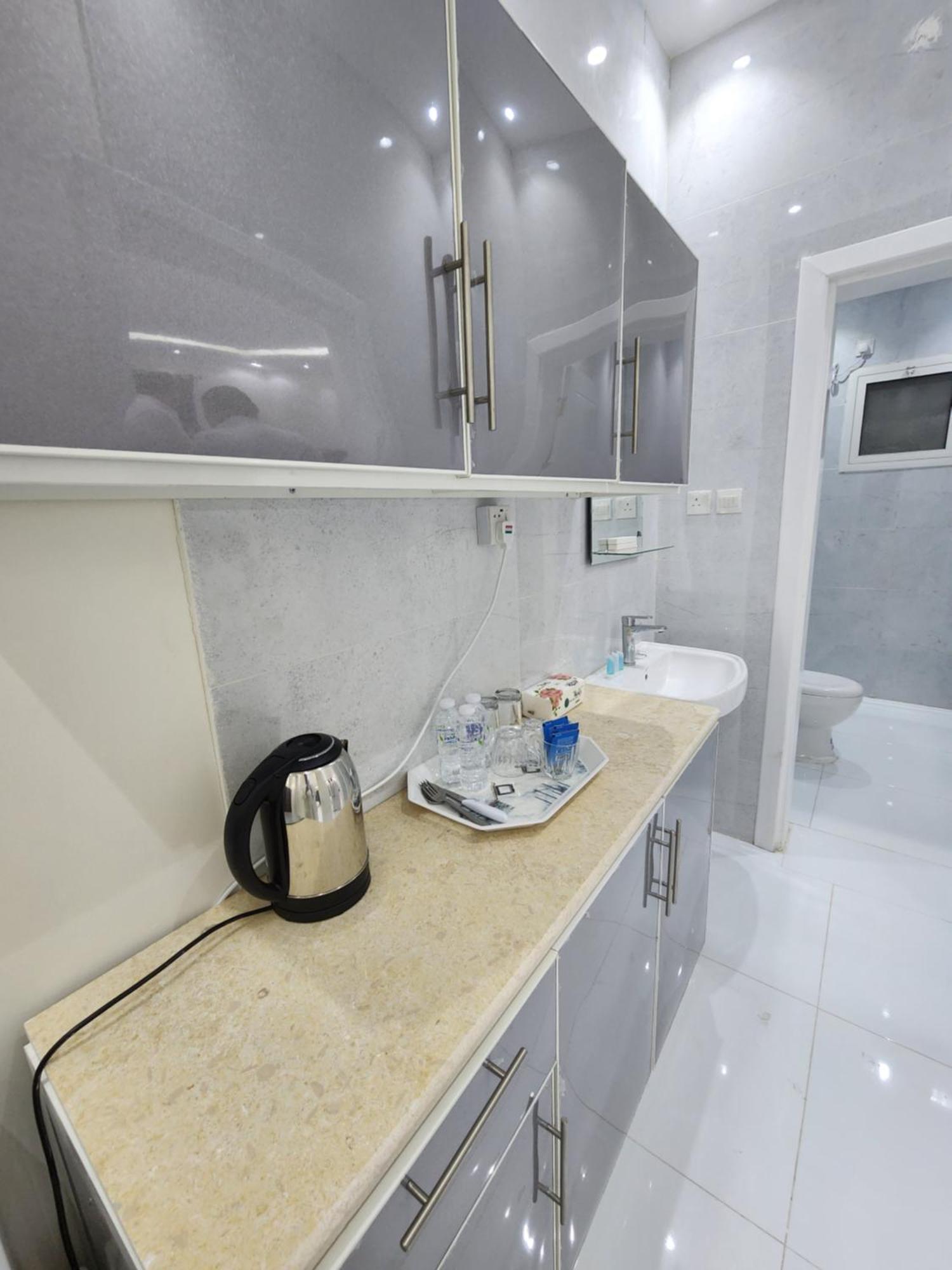 Yaqoot Al Madina Suites Al Awali Екстериор снимка