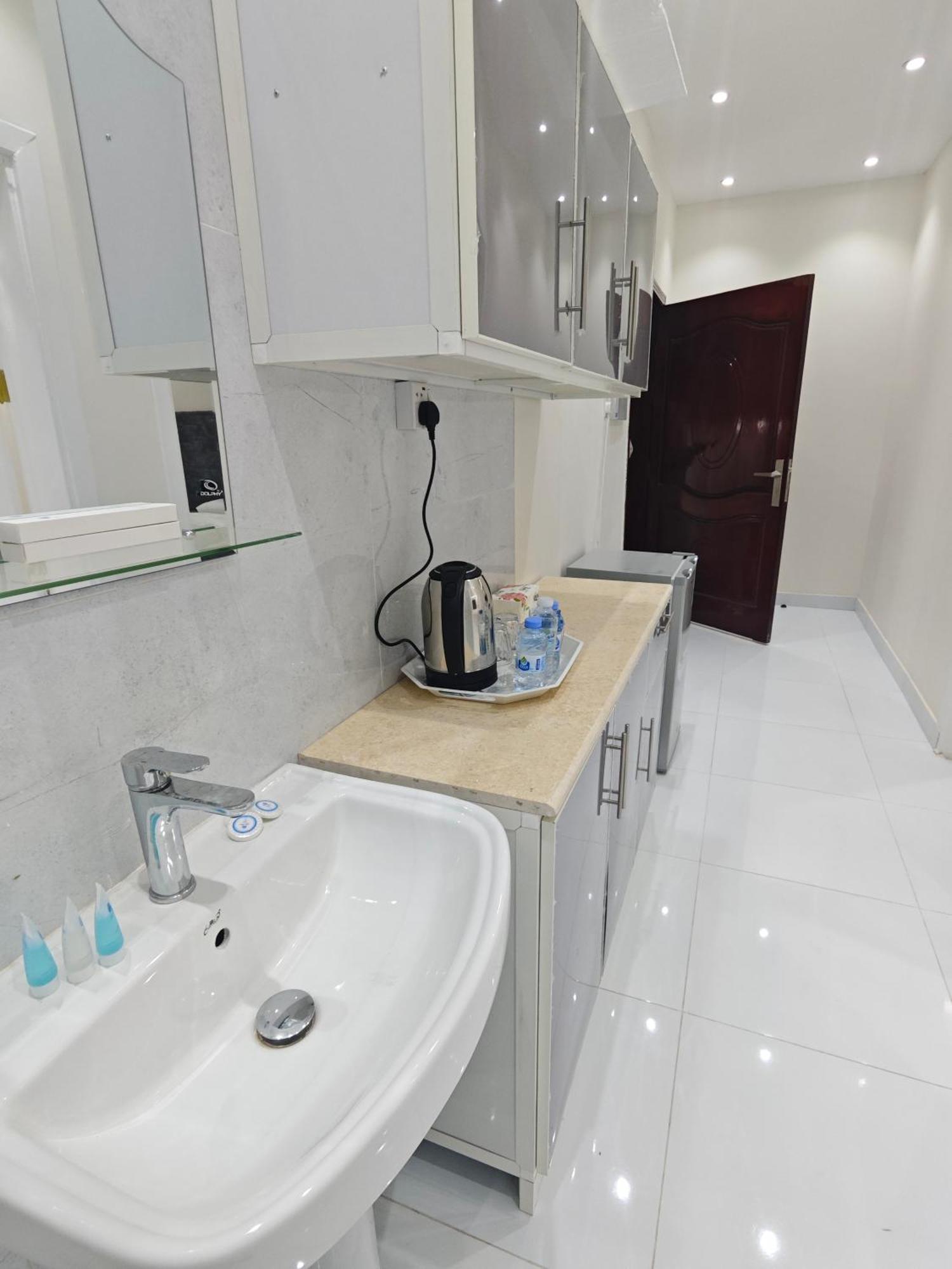 Yaqoot Al Madina Suites Al Awali Екстериор снимка