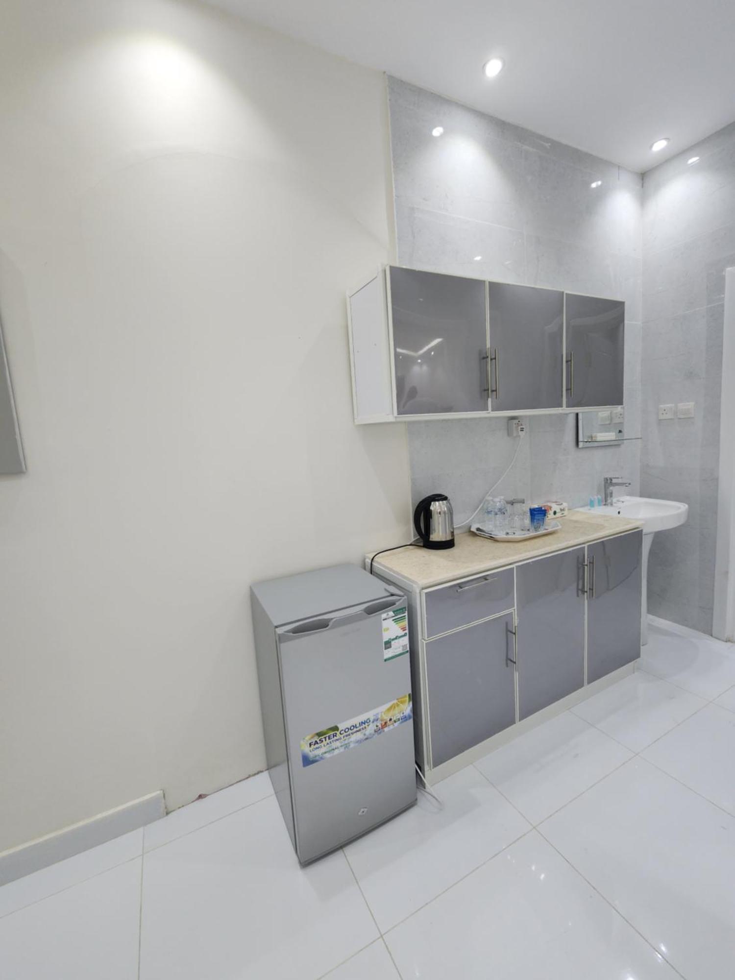Yaqoot Al Madina Suites Al Awali Екстериор снимка